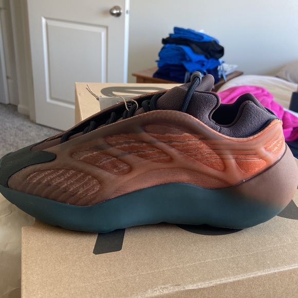 Brand new with tags Yeezy 700 V3 Copper Fade - Picture 6 of 9